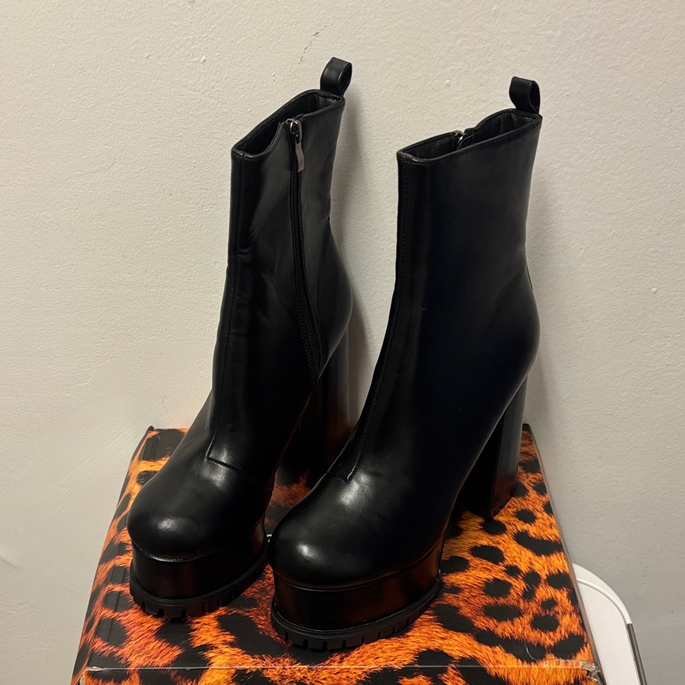 Elegant Black Heeled Boots - Picture 8 of 9